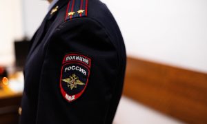 Сотрудник полиции в форме