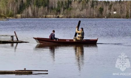 Ребенка спасают на лодке