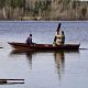 Ребенка спасают на лодке