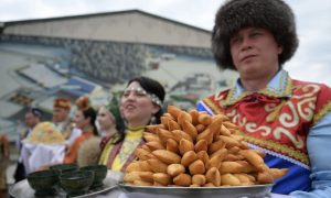 Мужчина держит пирожки
