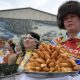 Мужчина держит пирожки