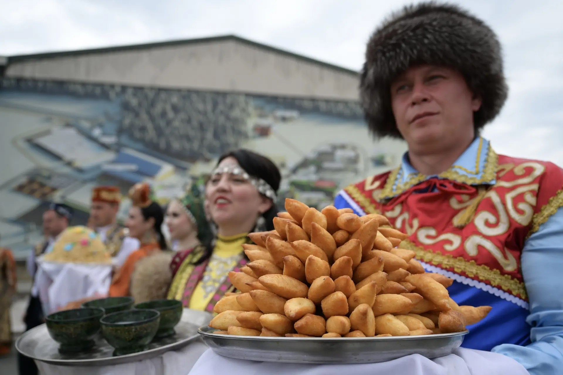 Мужчина держит пирожки