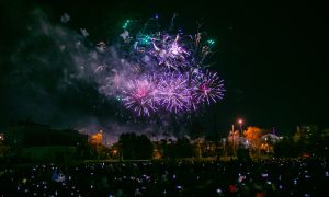 Залп салюта вечером