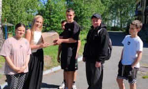 Постпред Свердловской области в Москве передал детям коробку мороженного.