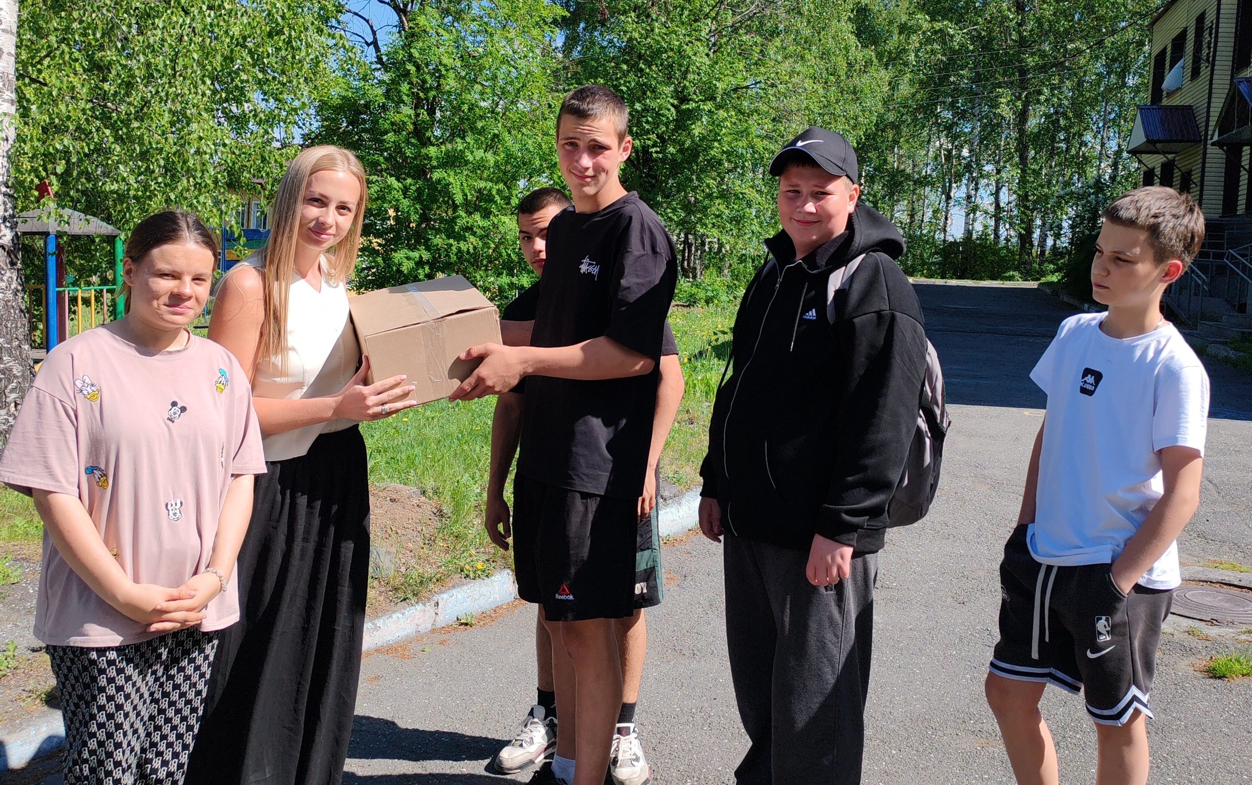 Постпред Свердловской области в Москве передал детям коробку мороженного.