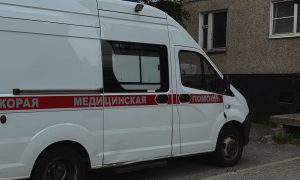 Скорая стоит у дома