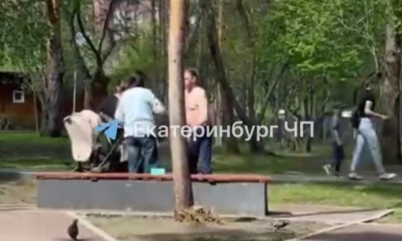 Мужчина лезет к женщинам