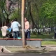 Мужчина лезет к женщинам