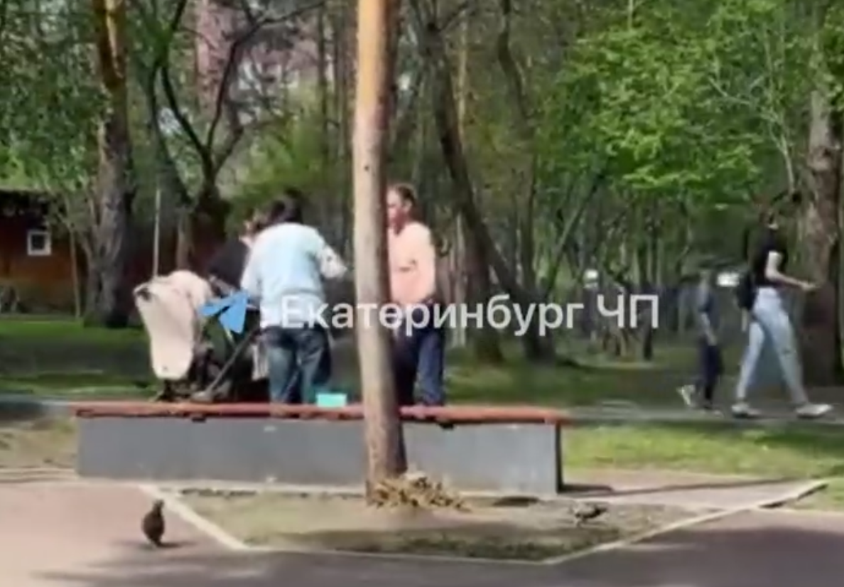 Мужчина лезет к женщинам