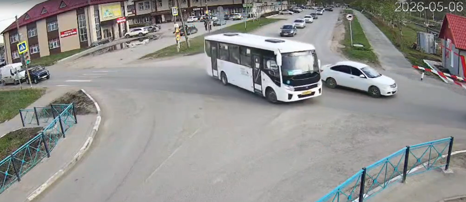 Автобус нарушает ПДД