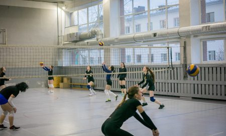 Студенты играют в волейбол