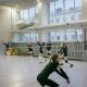Студенты играют в волейбол