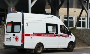Скорая помощь возле здания