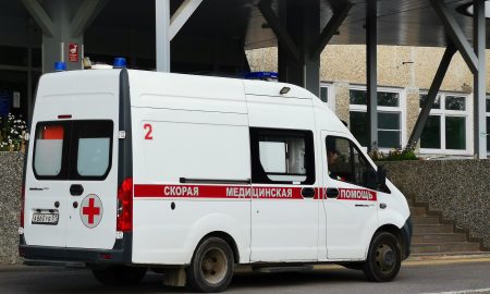 Скорая помощь возле здания