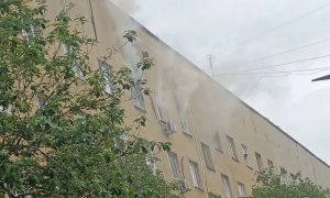 Общежитие загорелось на Надеждинской улице в Екатеринбурге.