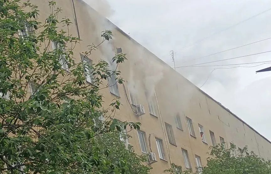 Общежитие загорелось на Надеждинской улице в Екатеринбурге.