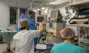 Врачи работают в операционной