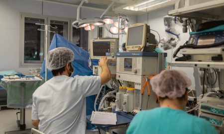 Врачи работают в операционной