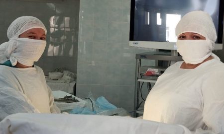 Врачи во время операции