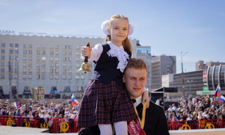Выпускник держит на руках первоклассницу