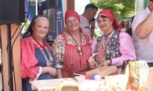 Выставочные стенды Свердловской и Мурманской областей с презентацией достопримечательностей Урала и Арктики.