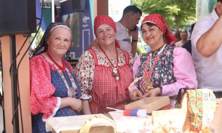 Выставочные стенды Свердловской и Мурманской областей с презентацией достопримечательностей Урала и Арктики.