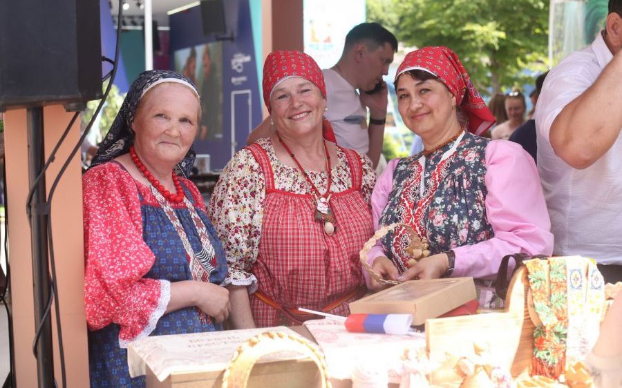 Выставочные стенды Свердловской и Мурманской областей с презентацией достопримечательностей Урала и Арктики.