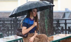 Девушка с зонтом во время дождя в Екатеринбурге.
