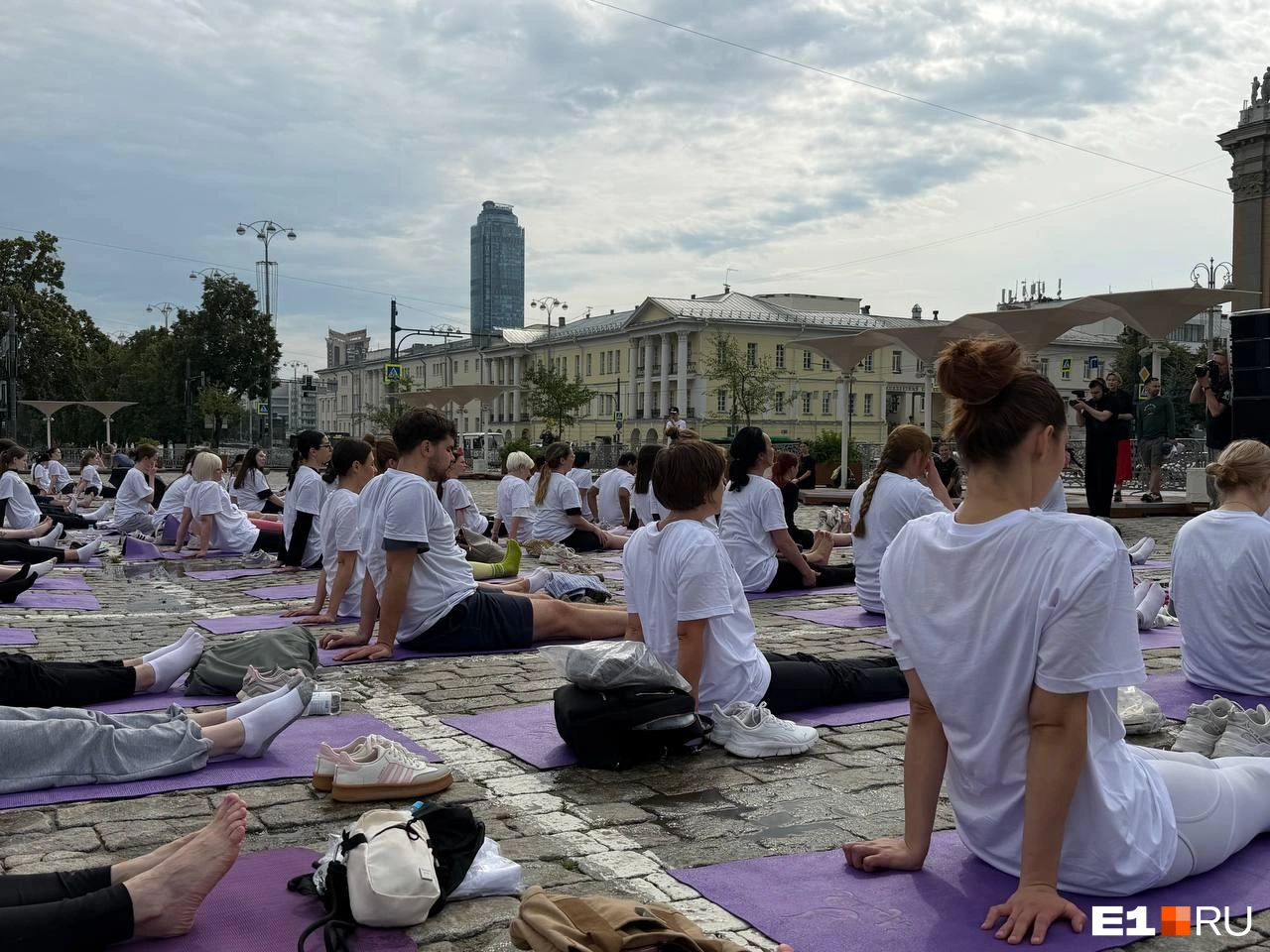 День йоги на площади в Екатеринбурге