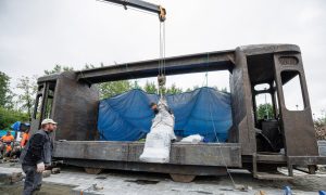 В Екатеринбурге завершают монтаж памятника Алексею Балабанову в трамвае.