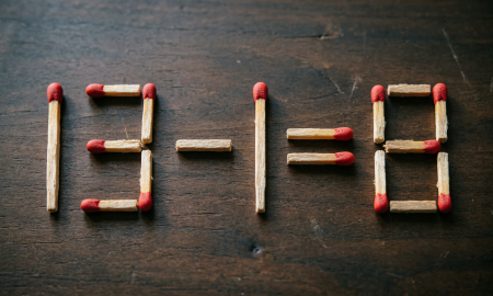 Арифметический пример 13-1=8, выложенный из обычных деревянных спичек на темном столе для теста на логику