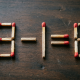 Арифметический пример 13-1=8, выложенный из обычных деревянных спичек на темном столе для теста на логику