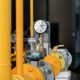 Газовый вентиль на трубе в жилом доме как символ расчетов за коммунальные услуги.