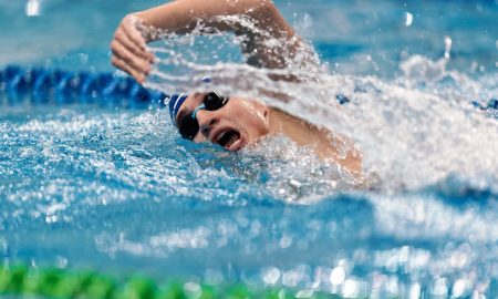 Пловчиха на чемпионате по плаванию на короткой воде.