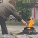 Женщина в Нижнем Тагиле прикуривает сигарету от Вечного огня.