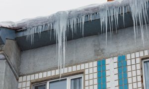 Очистка крыши многоквартирного дома от сосулек