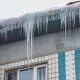 Очистка крыши многоквартирного дома от сосулек