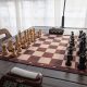 Черные и белые шахматные фигуры на деревянной доске.