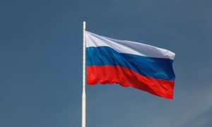Флаг России на фоне голубого неба.