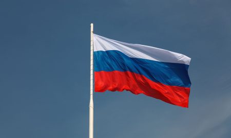 Флаг России на фоне голубого неба.