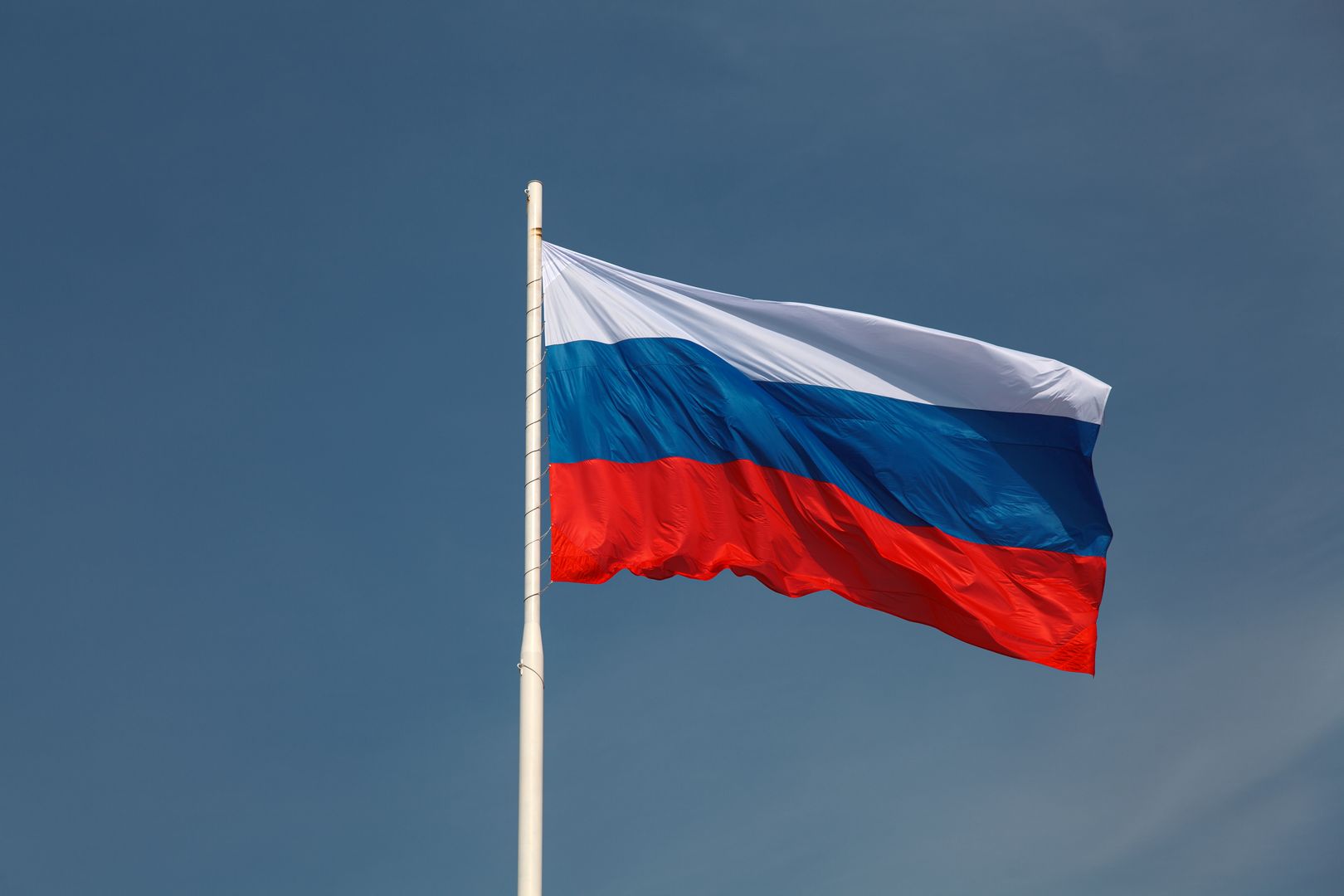 Флаг России на фоне голубого неба.
