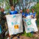 Волонтеры собирают мусор.