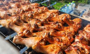 Шашлык из курицы на мангале.
