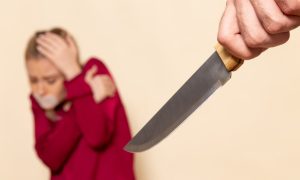 Нож в руке убийцы.