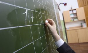 Ученик у доски на уроке математике в средней общеобразовательной школе.