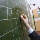 Ученик у доски на уроке математике в средней общеобразовательной школе.