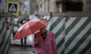 Женщина с зонтом во время шторма.