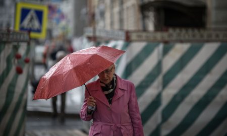 Женщина с зонтом во время шторма.