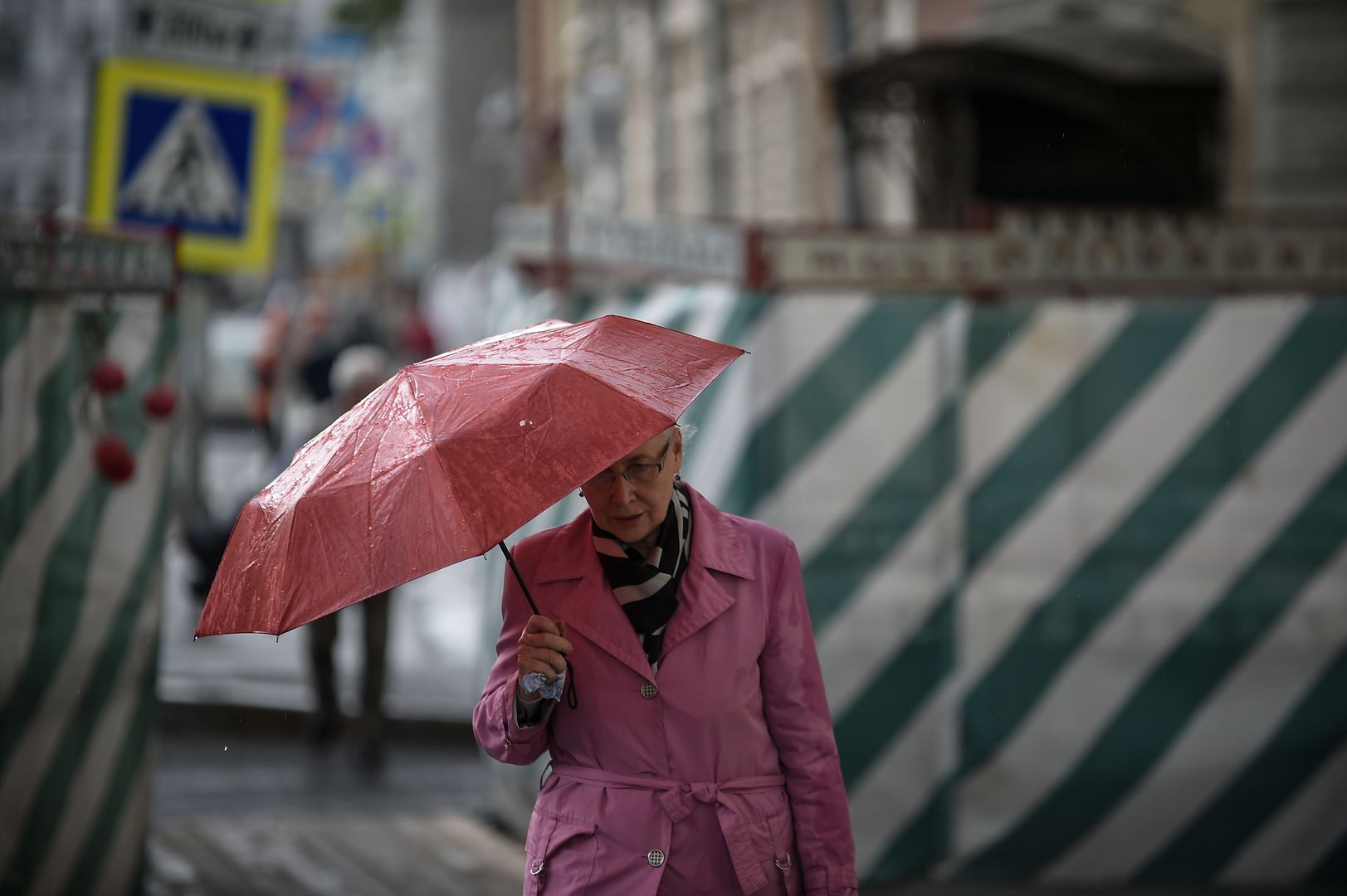 Женщина с зонтом во время шторма.