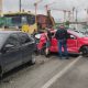 Разбитые легковые автомобили и грузовик на перекрестке в жилом районе города после массовой аварии.